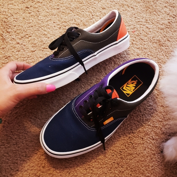 Van's - Picture 2 of 3